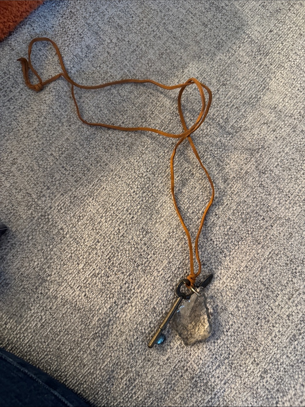Plunder necklace long suede piece, glass charm and key